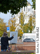Художник пишет с натуры храм Христа Спасителя в Калининграде (2013 год). Редакционное фото, фотограф Ирина Борсученко / Фотобанк Лори