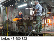 Дятьковский хрустальный завод. Стеклодувы за работой (2013 год). Редакционное фото, фотограф Сергей Лаврентьев / Фотобанк Лори