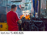 Дятьковский хрустальный завод. Стеклодувы за работой (2013 год). Редакционное фото, фотограф Сергей Лаврентьев / Фотобанк Лори