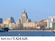 Вид на саввинскую набережную и здание МИД (2013 год). Стоковое фото, фотограф Pukhov K / Фотобанк Лори