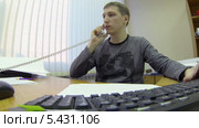 Мужчина звонит по телефону в офисе. Стоковое видео, видеограф Кекяляйнен Андрей / Фотобанк Лори