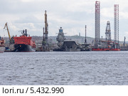 СПБУ "Арктическая" и авианосец "Адмирал флота Советского Союза Кузнецов" (2013 год). Редакционное фото, фотограф Алексей Шматков / Фотобанк Лори