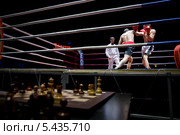 Боксеры борются за титул чемпионов мира на ринге в поединке Чемпионата мира по шахбоксу в Москве (2013 год). Редакционное фото, фотограф Николай Винокуров / Фотобанк Лори
