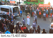 Помощник открывает кран в олимпийском факеле. Тюмень (2013 год). Редакционное фото, фотограф Анатолий Матвейчук / Фотобанк Лори