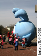 Дети и большой смешарик Крош (2009 год). Редакционное фото, фотограф Ирина Терентьева / Фотобанк Лори