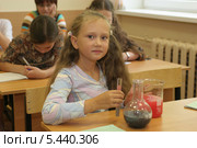 На внешкольном занятии по химии (2006 год). Редакционное фото, фотограф Ирина Терентьева / Фотобанк Лори