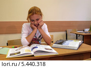 Девочка готовится к уроку или олимпиаде (2006 год). Редакционное фото, фотограф Ирина Терентьева / Фотобанк Лори