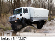 Автомобиль Mercedes-Benz UNIMOG на полигоне (2013 год). Редакционное фото, фотограф Daniellus / Фотобанк Лори