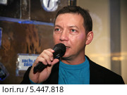Подведение итогов арт-конкурса Design your 7. Спортивный комментатор Георгий Черданцев (2013 год). Редакционное фото, фотограф Александр С. Курбатов / Фотобанк Лори
