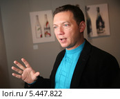 Подведение итогов арт-конкурса Design your 7. Спортивный комментатор Георгий Черданцев во время интервью (2013 год). Редакционное фото, фотограф Александр С. Курбатов / Фотобанк Лори