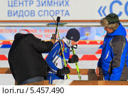 Судьи разряжают оружие у юноши. Биатлон (2013 год). Редакционное фото, фотограф Анатолий Матвейчук / Фотобанк Лори