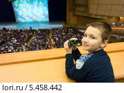 Мальчик с биноклем собирается смотреть спектакль (2013 год). Стоковое фото, фотограф Сергей Лаврентьев / Фотобанк Лори