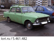 Старый автомобиль АЗЛК "Москвич 408" (седан) - легковой автомобиль малого класса во дворе среди иномарок (2014 год). Редакционное фото, фотограф Алексей Дубинин / Фотобанк Лори