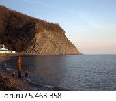 Гора Ежик и ржавый якорь на берегу, закат, поселок Архипо-Осиповка, Краснодарский край (2014 год). Стоковое фото, фотограф Юлия Ухина / Фотобанк Лори