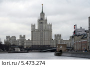 Москва, высотный дом на Котельнической набережной в пасмурную, дождливую погоду (2014 год). Стоковое фото, фотограф Овчинникова Ирина / Фотобанк Лори
