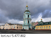 Храм Троицы Живоначальной в Серебряниках с колокольней и храмом Усекновения главы Иоанна Предтечи, г. Москва, ул. Яузская (2013 год). Редакционное фото, фотограф Алексей Гусев / Фотобанк Лори
