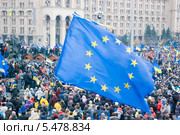 Флаг Евросоюза на фоне протестующих на Майдане (2013 год). Стоковое фото, фотограф Николай Голицынский / Фотобанк Лори