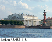 Ростральная колонна и здание биржи на берегу реки Невы (2013 год). Редакционное фото, фотограф Сергей Федулов / Фотобанк Лори