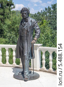Памятник А.С. Пушкину в пансионате "Айвазовское", Крым (2013 год). Редакционное фото, фотограф V.Ivantsov / Фотобанк Лори