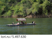 Сплав на плоту по реке Квай (River Kwai). Королевство Таиланд (2013 год). Редакционное фото, фотограф Григорий Писоцкий / Фотобанк Лори