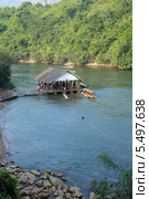 Причал и лодки с туристами на реке Квай (River Kwai). Королевство Таиланд (2013 год). Редакционное фото, фотограф Григорий Писоцкий / Фотобанк Лори