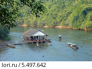 Причал и лодки с туристами на реке Квай (River Kwai). Королевство Таиланд (2013 год). Редакционное фото, фотограф Григорий Писоцкий / Фотобанк Лори