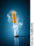 Дымящий окурок сигареты. No smoking. Стоковое фото, фотограф Андрей Армягов / Фотобанк Лори