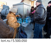 Люди пришли за крещенской водой. Храм иконы Божией Матери "Троеручица" на Каширском шоссе в Орехове-Борисове. Москва (2014 год). Редакционное фото, фотограф Сергей Лаврентьев / Фотобанк Лори