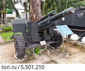 Американская 105 мм гаубица M101 во дворе Музея Жертв Войны. Хошимин, Вьетнам (2013 год). Редакционное фото, фотограф Иван Марчук / Фотобанк Лори