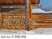 Дрова под деревянным навесом зимой. Стоковое фото, фотограф Виктория Катьянова / Фотобанк Лори