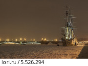 Парусник в замёрзшей Неве (2014 год). Стоковое фото, фотограф Петров Александр / Фотобанк Лори