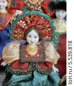 Сувенирная кукла, продаваемая в городе Кириллове Вологодской области (2013 год). Редакционное фото, фотограф stargal / Фотобанк Лори