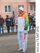 Спортсмен в ожидании приема эстафетного огня. Город Иркутск (2013 год). Редакционное фото, фотограф Игнатьев Михаил / Фотобанк Лори