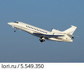 Dassault Falcon 7X (бортовой LX-USM) вылетает из Внуково (2012 год). Редакционное фото, фотограф Alexei Tavix / Фотобанк Лори