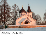 Троицкая церковь в деревне Бёхово, построенная в 1906 году по проекту В.Д.Поленова, при вечернем закатном солнце (2014 год). Редакционное фото, фотограф Игорь Низов / Фотобанк Лори
