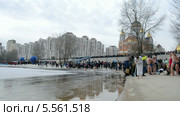 Люди купаются в Днепре, праздник Крещения Господнего в Киеве (Свято-Покровский собор), 19 января 2014 года. Редакционное видео, видеограф FMRU / Фотобанк Лори