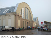 Здание городского центрального рынка Риги туманным ноябрьским утром (2013 год). Редакционное фото, фотограф Виктор Карасев / Фотобанк Лори
