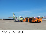 Международный авиационно-космический салон МАКС-2013. Буксировка легкого многоцелевого двухмоторного турбовинтового самолета Рысачок ООО Техноавиа. Редакционное фото, фотограф Игорь Долгов / Фотобанк Лори