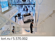 Демонстрационный зал "Le rendez-vous Toyota" на Елисейских полях в Париже с расположенным y входа автомобилeм A-BAT (2014 год). Редакционное фото, фотограф Вера Смолянинова / Фотобанк Лори