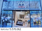 Вход в автосалон-магазин японской фирмы  "Toyota", расположенный на Елисейских полях в Париже с расположенным y входа автомобиля A-BAT (2014 год). Редакционное фото, фотограф Вера Смолянинова / Фотобанк Лори