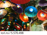Цветные светильники на улице ночью, Festa Major de Gracia, Барселона (2013 год). Стоковое фото, фотограф Яков Филимонов / Фотобанк Лори