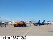 Международный авиационно-космический салон МАКС-2013. Буксировка самолета МиГ-29 ЛЛ летно-исследовательского института им. М.М.Громова. Редакционное фото, фотограф Игорь Долгов / Фотобанк Лори