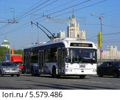 Городской троллейбус идет по дороге, Москворецкая набережная, Москва (2013 год). Редакционное фото, фотограф lana1501 / Фотобанк Лори