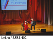 Музыкальный дуэт "ЛАД" на открытии года культуры в Заводоуковске (2014 год). Редакционное фото, фотограф Иван Карпов / Фотобанк Лори