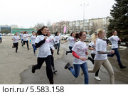 Флешмоб – 100-метровка в уггах в поддержку Олимпиады. Ростов-на-Дону (2014 год). Редакционное фото, фотограф Олег Пчелов / Фотобанк Лори