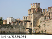Замок Скалиджери на озере Гарда. Сирмионе. Италия (2013 год). Стоковое фото, фотограф Людмила Травина / Фотобанк Лори