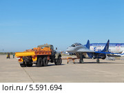 Международный авиационно-космический салон МАКС-2013. Буксировка самолета МиГ-29 ЛЛ летно-исследовательского института им. М.М.Громова. Редакционное фото, фотограф Игорь Долгов / Фотобанк Лори