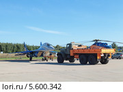 Международный авиационно-космический салон МАКС-2013. Буксировка самолета МиГ-29 ЛЛ летно-исследовательского института им. М.М.Громова. Редакционное фото, фотограф Игорь Долгов / Фотобанк Лори