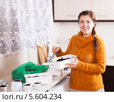Девушка удобряет почву в горшках для рассады. Стоковое фото, фотограф Яков Филимонов / Фотобанк Лори