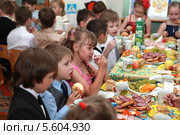 Большой вкусный стол в честь праздника в детском саду (2012 год). Редакционное фото, фотограф Элина Гаревская / Фотобанк Лори